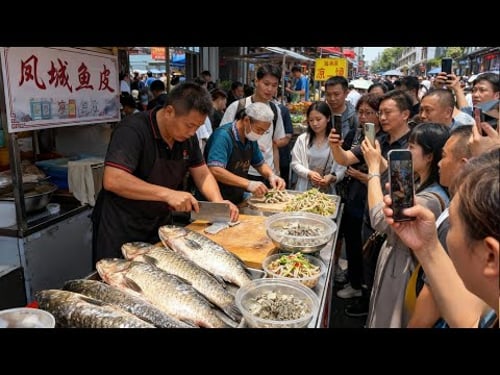 中国广东最受欢迎的街头美食,碳水天堂!人气爆棚的街头小吃,烟火气十足。鲜嫩滑爽的牛肉粿,潮汕特色生腌海鲜,爽脆弹牙爽拌鱼皮,细腻嫩滑的姜撞奶双皮奶,风味奇特的腐乳炸鸡翅,卤牛杂,普宁豆干,招牌肠粉