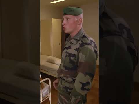 Une revue de dortoir compliquée pour ces légionnaires