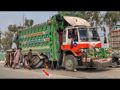 "Loaded Truck Rear Wheel Hub Destroyed on the Road | Mechanic's Emergency Repair and Refit"