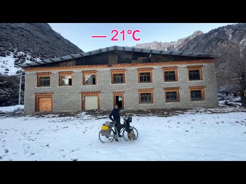 一覺醒來帳篷被雪埋了,天黑借宿大別墅還有柴火爐,防熊又保暖