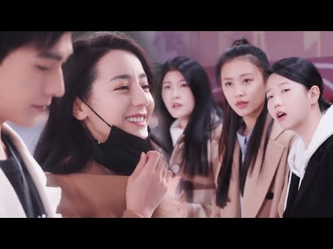 He shows off his girlfriend to his colleagues, she is so beautiful to carry all #Dilraba/YangYang