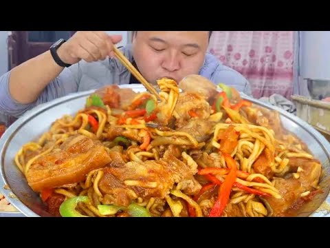 🔥【茄子焖面】阿强一锅热乎乎的茄子焖面,黏糊暴击治愈感冒夜! 一口封神黏糊糊太顶了!