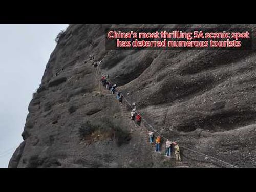 剑门关,中国最惊险刺激的5A级景区,始建于1800年前,由诸葛亮督造。它在历史上从未被正面攻破。这座“天下第一险关”,纵使面对千军万马也固若金汤,却有一条狭窄小道,让无数勇者望而生畏。