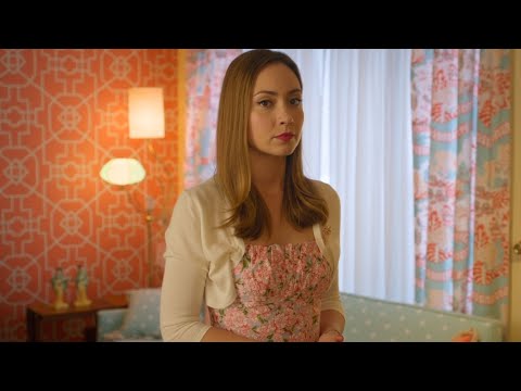 Женщина просыпается в доме в стиле 1950-х годов и понимает, что из нее хотят сделать идеальную жену