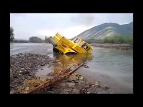 Трактора в воде не тонут, когда МУЖИК за рулем!