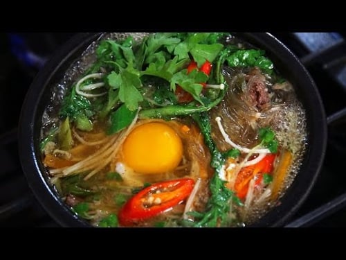 Bulgogi stew in an earthenware pot (Ttukbaegi-bulgogi: 뚝배기불고기)