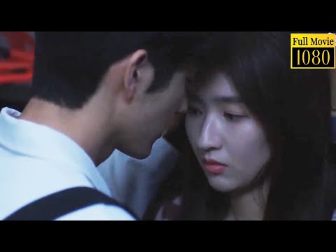 The boss kissed Cinderella against the wall, and the atmosphere was instantly ambiguous