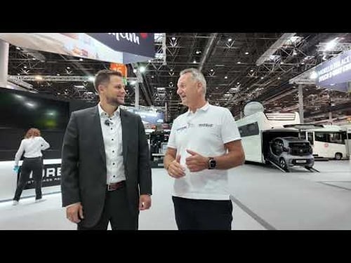 WOMOCLICK auf dem Stand von MORELO. Sven Stadthalter zeigt die Neuigkeiten und Messe - Angebote.