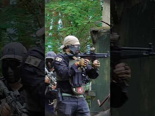 1 Pro Sniper vs 300 Airsoft Players...