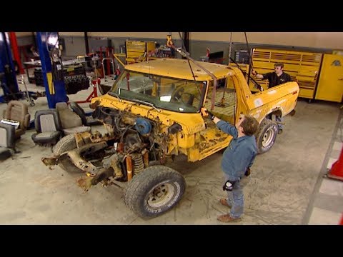 Stripping Down A 1979 Ford Bronco - Trucks! S9, E4