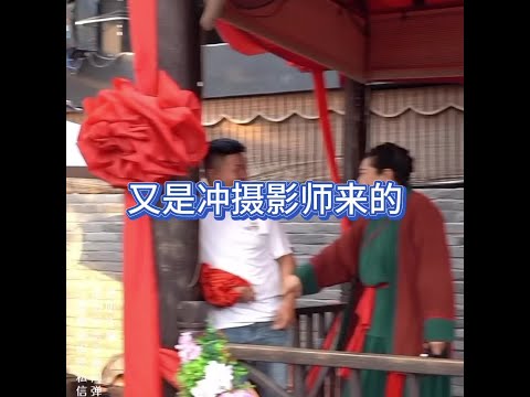 湖南妹子也看上摄影师了#王婆说媒 #开封王婆 #开封王婆太有梗了 #王干娘 #开封干娘