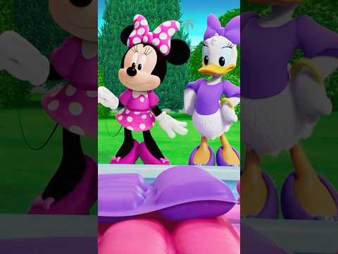 Help Minnie Mouse teach Pedals how to swim! ๐ฅบ๐ง MinniesBowToonsPetHotel DisneyJr