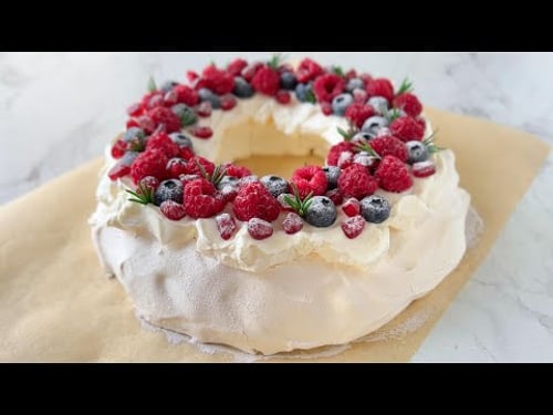 CHRISTMAS PAVLOVA WREATH – One Bite and You're in Holiday Heaven!