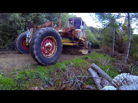 12 Ton Grader part 4- Replacing the broken drive-chain and back to work.