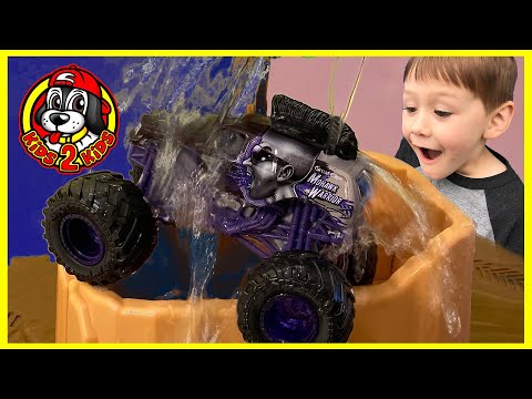 Monster Jam Toy Trucks - Downhill Racing: WATERFALL RUN (Color Changing Grave Digger, Max-D & more!)