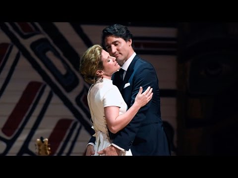PM Trudeau and wife Sophie let loose at Press Gallery dinner