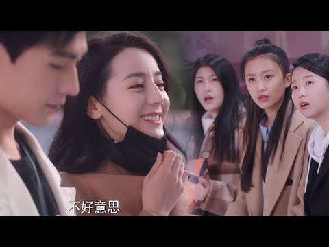 Yu Tu showed off his star girlfriend to colleagues, Jingjing stunned the audience with her mask off