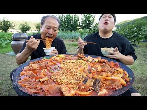Aged kimchi pork stew with instant noodles, no other seasoning needed - Mukbang eating show