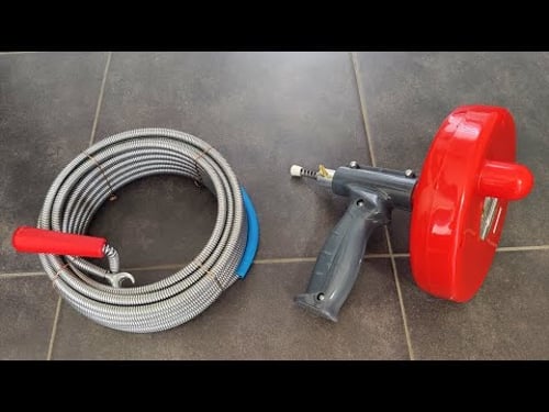 Abfluss verstopft? Rohrreinigungsspirale richtig benutzen (Anleitung)