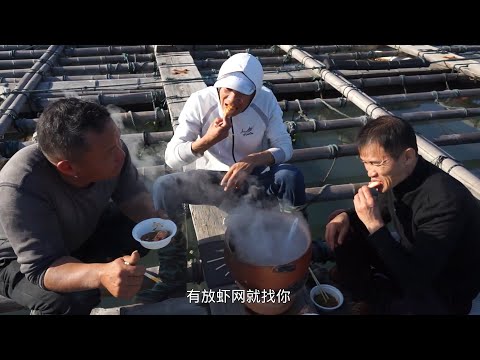 阿烽放网抓到大虾群,一条比一条生猛,直接在海上煮火锅来吃