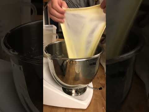 Checking in on the first dough .. ✨ #primoimpasto #panettone #lievitomadre #pastamadre 🥮