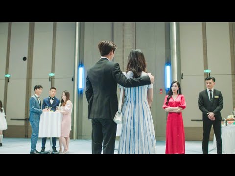 بنت كيوت بيتنمروا عليها عشان مديرها مشغلها خدامه عنده لكن شاب وسيم وغني بيصدمهم وبيتجوزها ملخص مسلسل