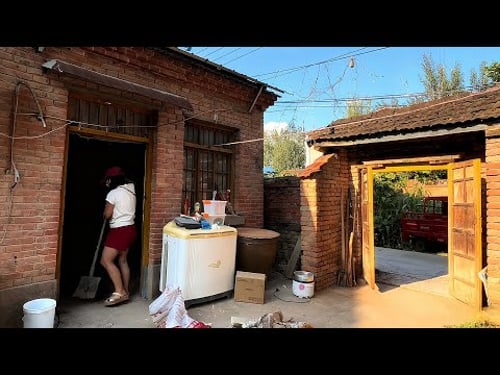 A poor couple bought a dilapidated house that had been abandoned for 30 years and renovated it