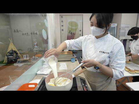 24歲少女扛起老家的綠豆沙生意,現在開始做起巨大舒芙蕾。