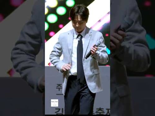 이찬원 김천시민분들을 가까이서 뵙고 인사드리기 위해 무대 아래로 내려가는 모습☺️