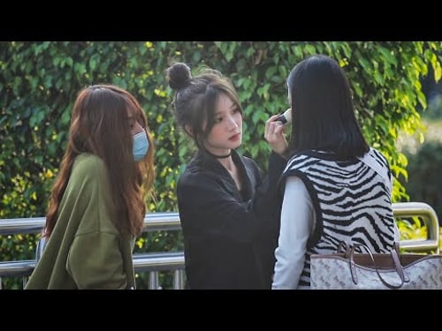 Injured Girl Asks Strangers to Do Her Makeup | Social Experiment 当手受伤的女生请路人帮忙化妆,大家会怎么做呢?(社会实验)