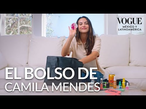 Camila Mendes muestra TODO lo que lleva en su bolso |En el bolso|Vogue México y Latinoamérica