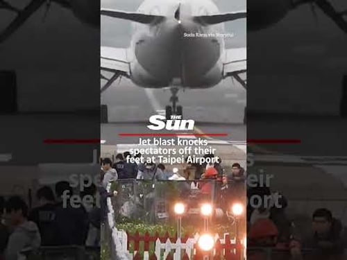 Powerful Jet blast knocks spectators off balance at Taipei Airport